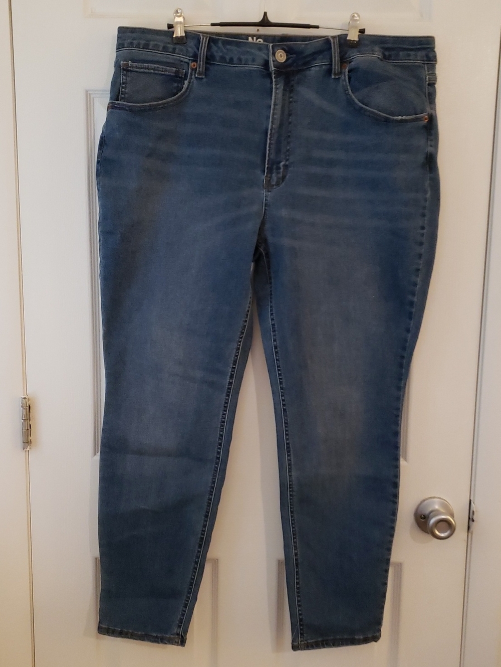 No Boundaries Skinny Jeans in Medium Blue Wash